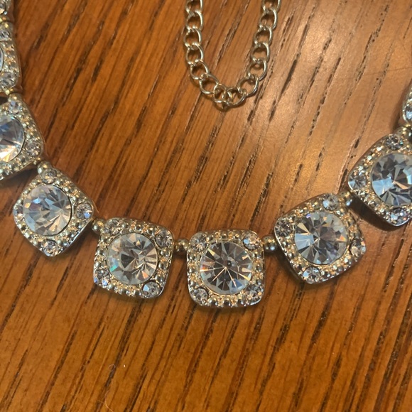 NWOT Beautiful Statement Necklace! Has 11 Rhinestones Surrounded in Gold Tone - Picture 4 of 17